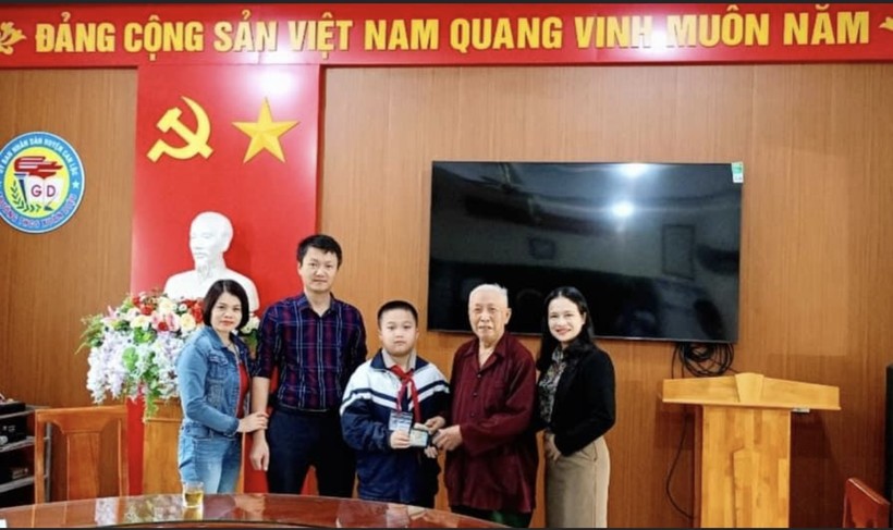 BGH Trường THCS Xuân Diệu và em Nguyễn Phạm Văn Thăng trả lại chiếc ví cho người bị mất.