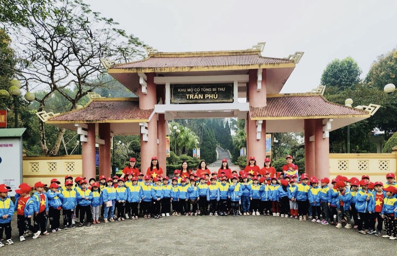 Học sinh Trường Mầm non Trường Sơn (huyện Đức Thọ, Hà Tĩnh) tham quan và dâng hương tại khu di tích cố Tổng Bí thư Trần Phú ( huyện Đức Thọ).