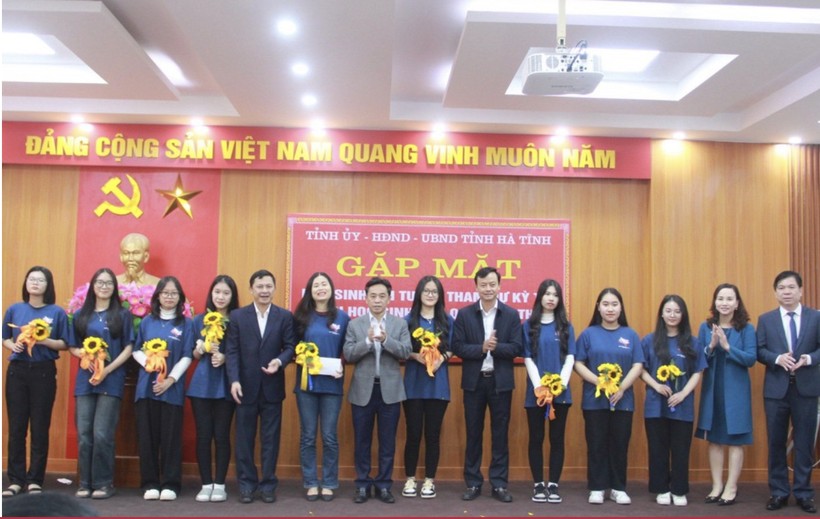 Lãnh đạo Hà Tĩnh gặp mặt chúc mừng học sinh tham gia kỳ thi Học sinh giỏi quốc gia năm học 2023-2024 ( ảnh tư liệu).