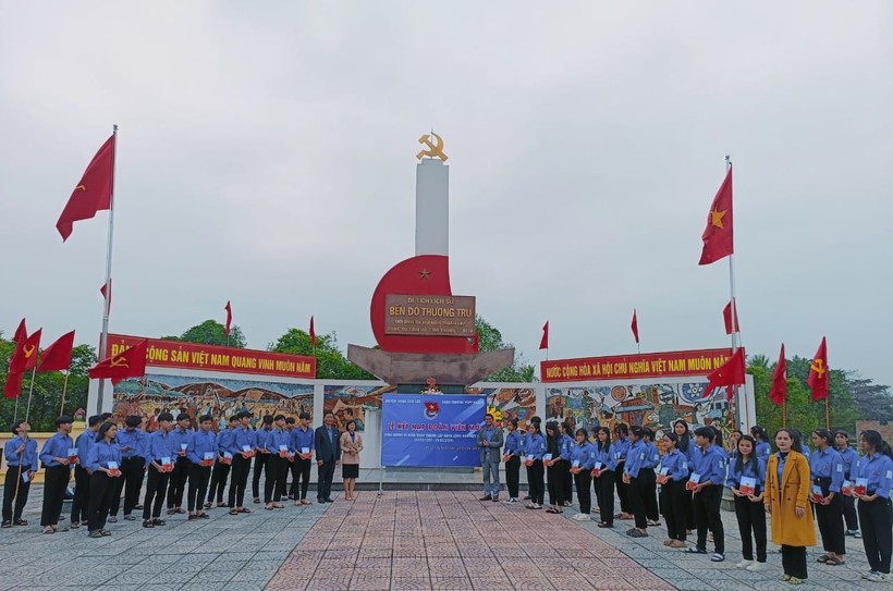 Kết nạp Đoàn viên mới tại Bến đò Thượng Trụ - nơi thành lập Đảng bộ Hà Tĩnh.