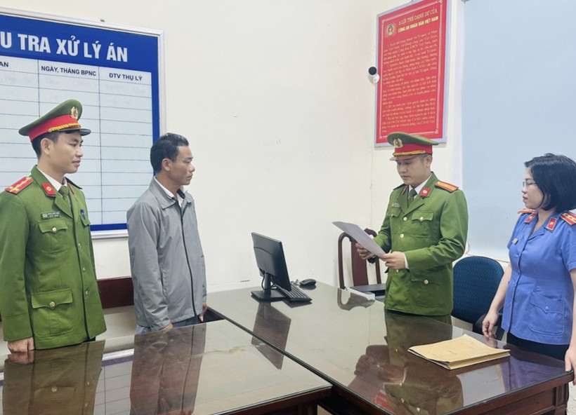 Cơ quan chức năng Hà Tĩnh tống đạt quyết định khởi tố bị vụ án, khởi tố bị can và bắt tạm giam Trần Văn Song về hành vi "Chống người thi hành công vụ". Ảnh: CAHT