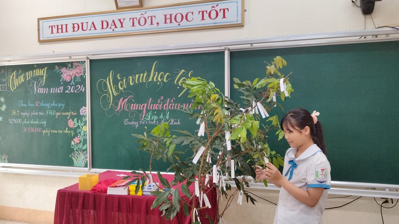 Học sinh Trường Tiểu học và THCS Sơn Lĩnh (huyện Hương Sơn) hái lộc chọn lì xì tại lớp học.
