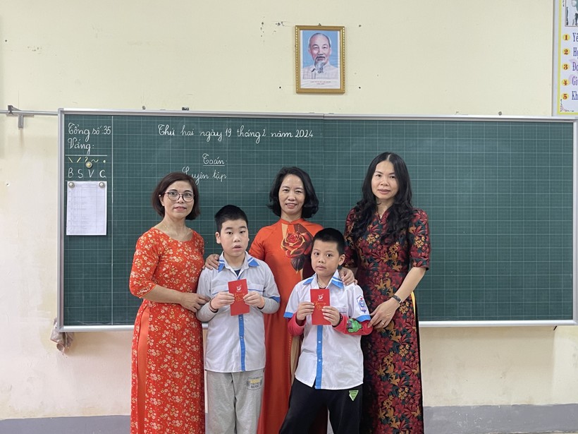 Ban giám hiệu Trường Tiểu học Nam Hà tặng lì xì cho học sinh trong ngày đầu năm mới.