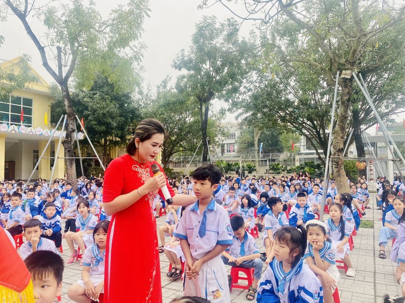 Học sinh Trường Tiểu học Nguyễn Du tham gia hoạt động chào cờ đầu năm mới.