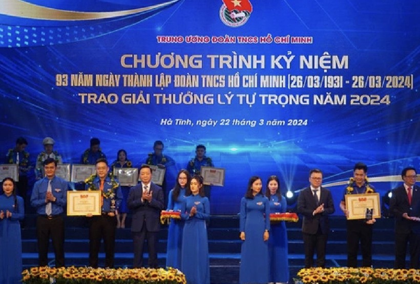 100 cán bộ Đoàn nhận giải thưởng Lý Tự Trọng 2024.