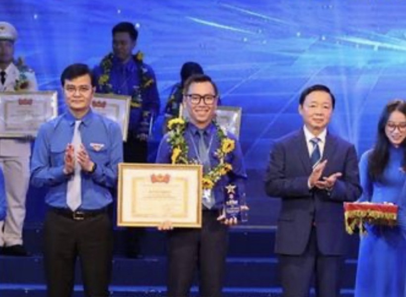 Phó Thủ tướng Trần Hồng Hà và Bí thư thứ nhất TƯ Đoàn Bùi Quang Huy trao giải thưởng Lý Tự Trọng cho các các bộ đoàn xuất sắc.