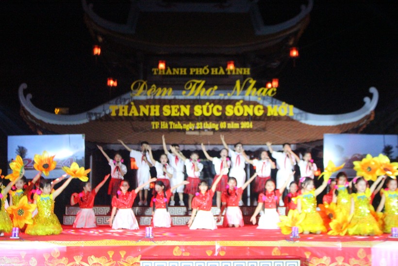 Đêm thơ nhạc ‘Thành Sen – Sức sống mới’ do UBND thành phố Hà Tĩnh tổ chức.