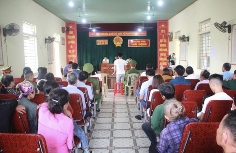 Rất đông người dân huyện Can Lộc (Hà Tĩnh) đến theo dõi phiên toà xét xử lưu động.