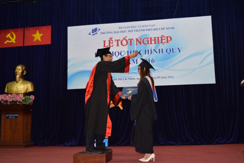 PGS.TS. Hiệu trưởng Nguyễn Văn Phúc trao bằng tốt nghiệp cho sinh viên