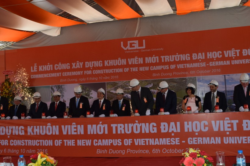 Các đại biểu bấm nút khởi công xây dựng Trường Đại học Việt Đức