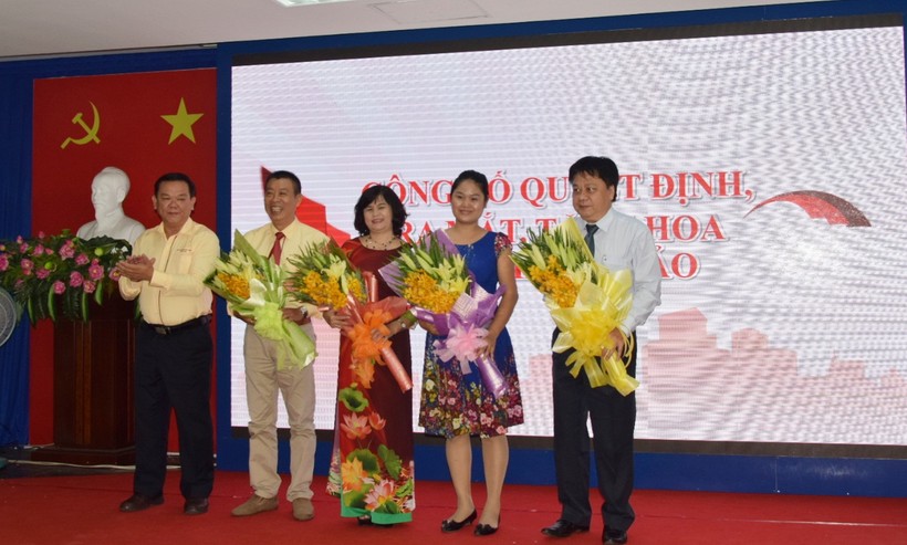 GS Nguyễn Đông Phong - Bí thư Đảng ủy khối các trường ĐH-CĐ-TCCN ( bìa trái) tặng hoa cho Ban Giám khảo Hội thi