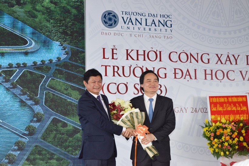 Ông Huỳnh Cách Mạng - Phó Chủ tịch UBND TP HCM (bên trái) chào mừng Bộ trưởng Phùng Xuân Nhạ đến lễ khởi công 