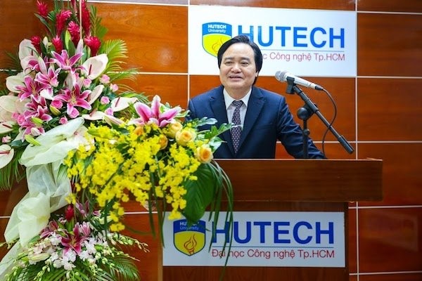Bộ trưởng Phùng Xuân Nhạ phát biểu tại Hội nghị các trường ngoài công lập. Ảnh: Tạ Thúy