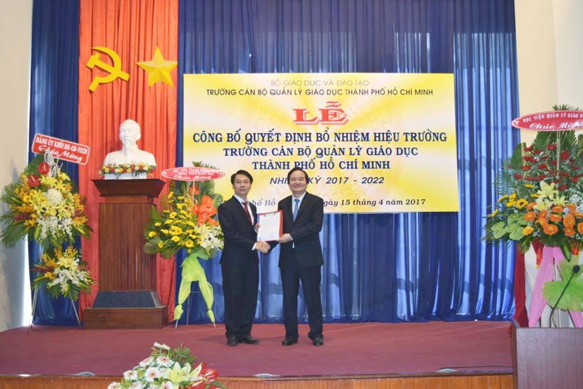 Bộ trưởng Phùng Xuân Nhạ trao quyết định bổ nhiệm cho PGS.TS Hà Thanh Việt