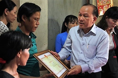 Ông Hà Hữu Phúc thừa lệnh Bộ trưởng Bộ GD&ĐT trao bằng khen cho gia đình em Trần Đức Đông