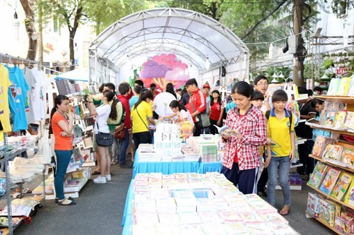 Những ngày hè rất đông học sinh đến với đường Sách Nguyễn Văn Bình-TPHCM