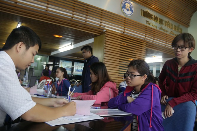 Sinh viên tìm hiểu và nộp hồ sơ xét tuyển vào Trường ĐH Văn Hiến