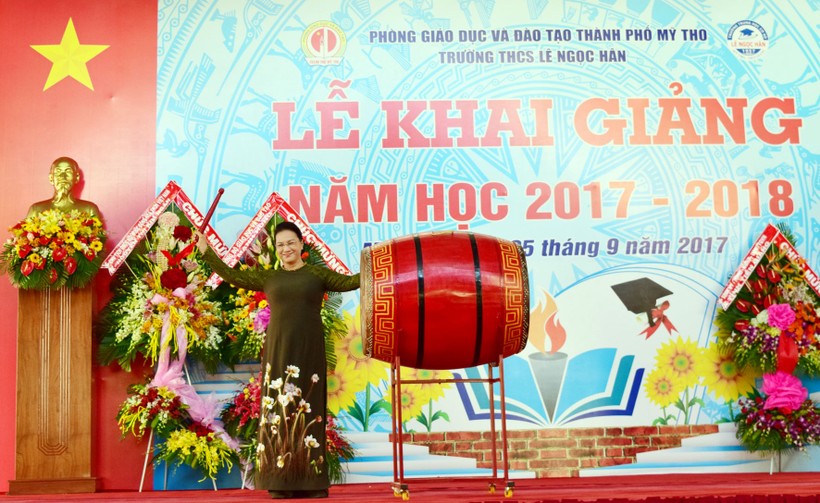 Chủ tịch Quốc hội Nguyễn Thị Kim Ngân đánh trống khai giảng tại trường THCS Lê Ngọc  Hân.