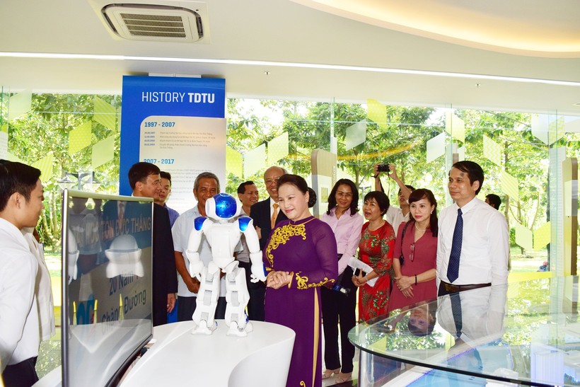 Chủ tịch Quốc hội Nguyễn Thị Kim Ngân thăm phòng ứng dụng công nghệ, thành tựu khoa học vào trong giảng dạy cho sinh viên của Trường ĐH Tôn Đức Thắng