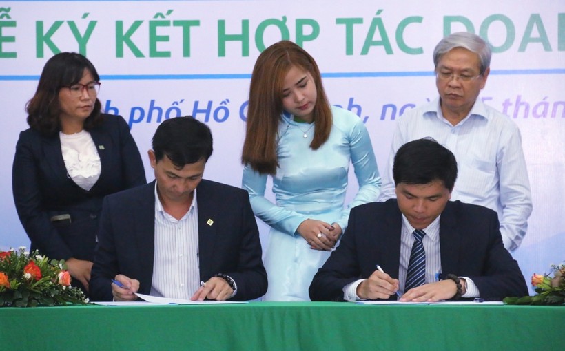 Ông Vũ Quang Chính - Tổng Giám đốc cty CP Giáo dục Hùng Hậu (hình bên phải)  ký kết hợp tác với các doanh nghiệp