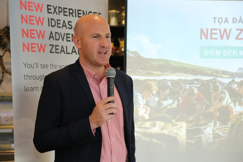 Ông Ben Burrowes-Giám đốc Marketing và Quan hệ Chiến lược Khu vực Đông Nam Á, Tổ chức Giáo dục New Zealand giới thiệu các hoạt động tại triển lãm sắp tới