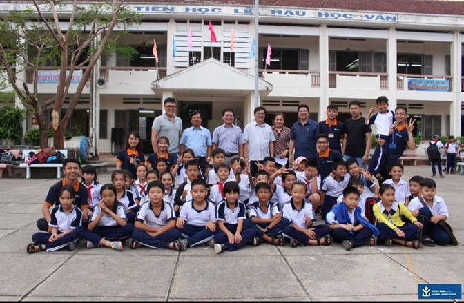 Thầy cô phòng Đào tạo - CTSV ĐH Nông Lâm TPHCM cùng Phòng GD&ĐT huyện Vạn Ninh tỉnh Khánh Hòa xuống thăm học sinh Trường Vạn Giã 2 (Vạn Ninh - Khánh Hòa).