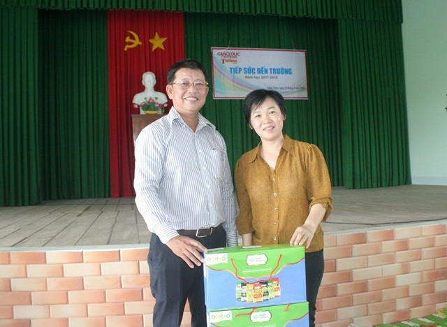 Thầy Đặng Thanh Vũ - Giám đốc điều hành Trường ĐH Văn Hiến trao quà cho Đại diện Báo Giáo dục & Thời đại
