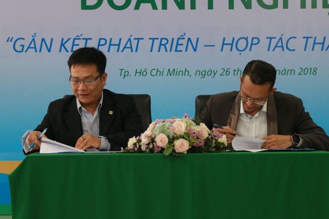Ông Nguyễn Tấn Trung – Giám đốc Trung tâm hợp tác Doanh nghiệp và Hỗ trợ sinh viên Trường ĐH Văn Hiến ký kết hợp tác cùng các doanh nghiệp