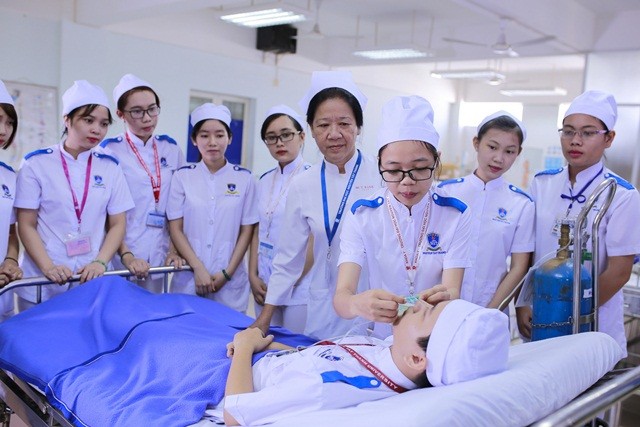 Sinh viên ngành Điều dưỡng Trường ĐH Nguyễn Tất Thành trong một giờ thực hành