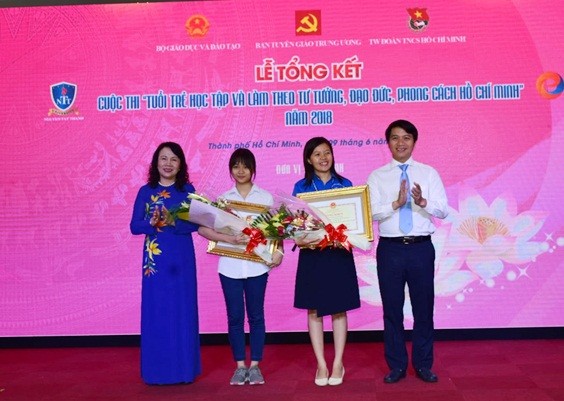 Thứ trưởng Bộ GD&ĐT Nguyễn Thị Nghĩa trao hai giải Nhất tại lễ trao giải cuộc thi