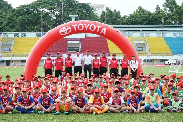 Đông đảo các em học sinh đến từ TPHCM và các tỉnh lân cận tham gia trại hè Bóng đá thiếu niên Toyota 2018