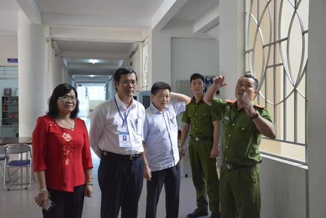 Thứ trưởng Nguyễn Văn Phúc trao đổi với lực lượng công na về công tác đảm bảo an toàn cho kỳ thi