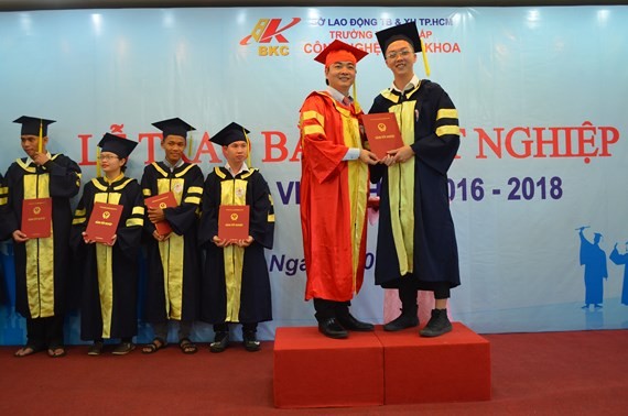 TS Hoàng Văn Phúc- Hiệu trưởng BKC trao bằng tốt nghiệp cho một học sinh