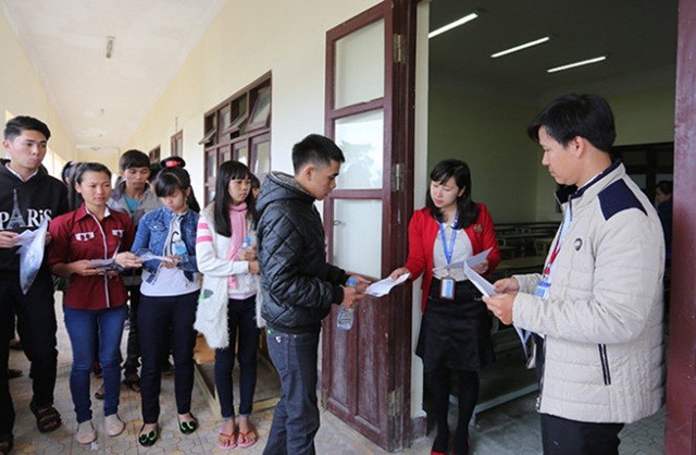 Học sinh THPT tỉnh Lâm Đồng trước khi bước vào phòng thi kỳ thi THPT Quốc gia