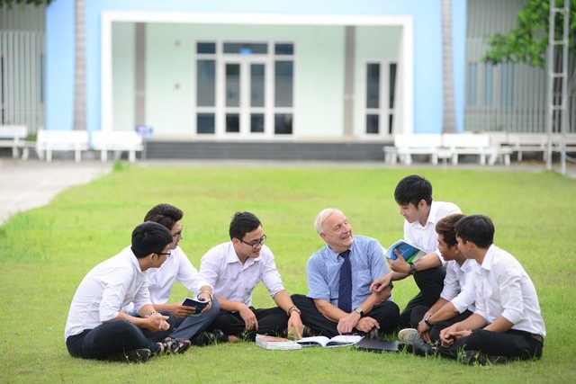 Sinh viên Trường ĐH Văn Hiến trao đổi với giảng viên người nước ngoài