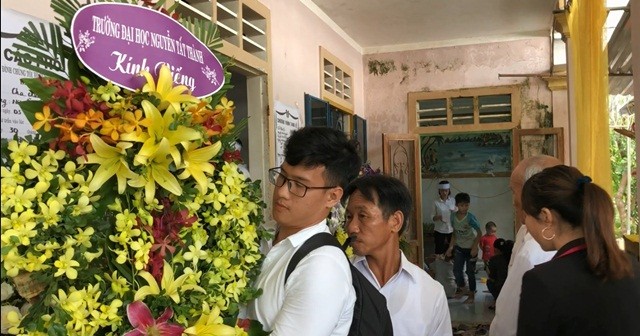 Tập thể CB-GV-SV Trường ĐH Nguyễn Tất Thành đến chia buồn cùng gia đình Quỳnh Như