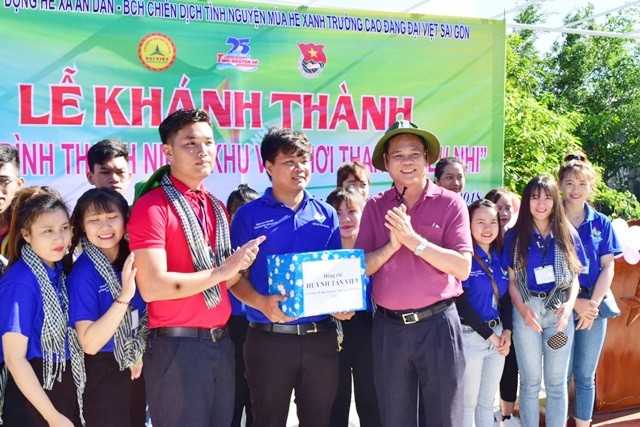 Bí thư tỉnh Ủy tỉnh Phú Yên Huỳnh Tấn Việt (bên phải) trao tặng quà cho chiến sĩ tình nguyện Mùa hè xanh của Trường cao đẳng Đại Việt Sài Gòn