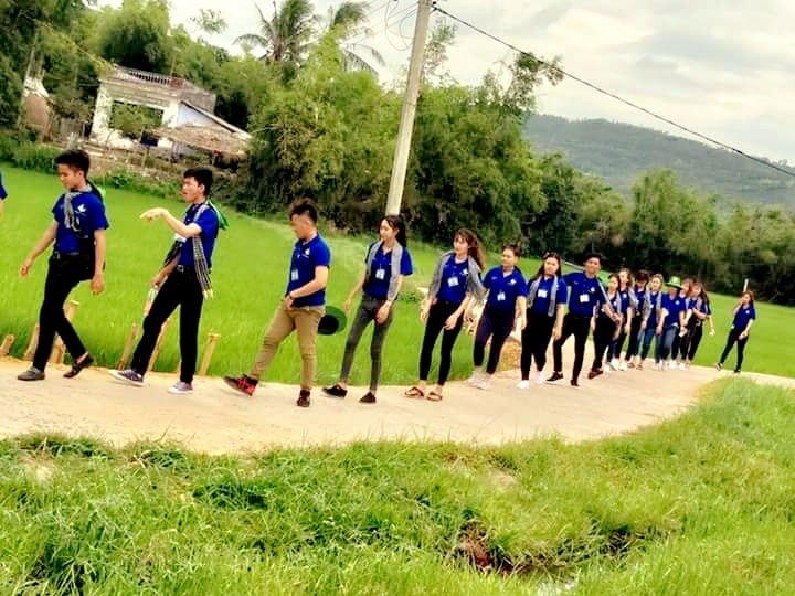 Dấu chân tình nguyện của sinh viên Trường Cao đẳng Đại Việt Sài Gòn hằn in trên những con đường làng