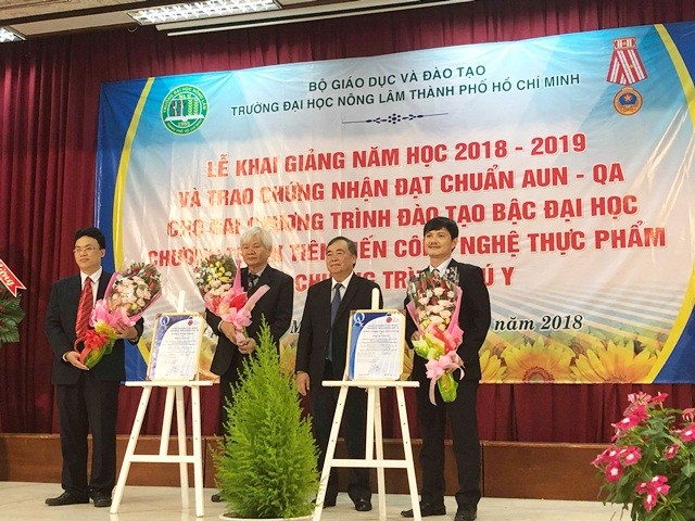 Ban giám hiệu Trường ĐH Nông Lâm TPHCM đón nhận chứng nhận đạt chuẩn kiểm định AUN-QA