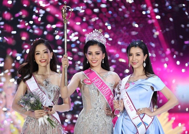 Nguyễn Thị Thúy An (bên phải) trong giây phút đăng quang danh hiệu Á hậu 2 tại đêm chung kết