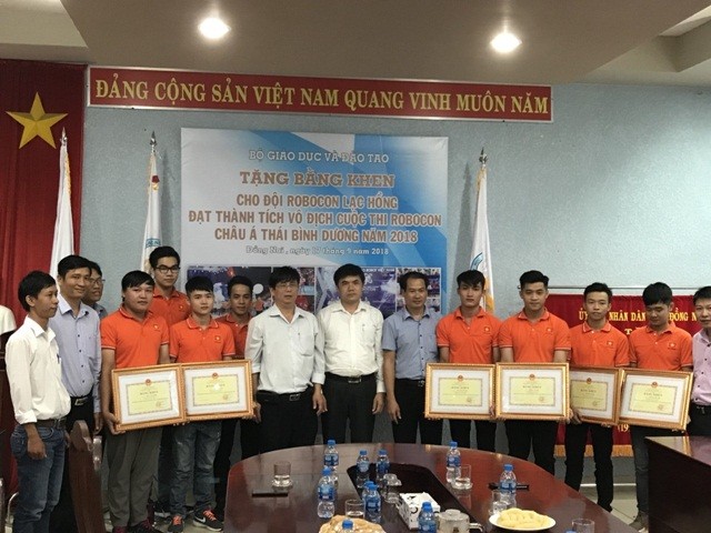 Ông Bùi Văn Linh thay mặt Bộ trưởng Bộ GD&ĐT tặng bằng khen cho đội Robocon Lạc Hồng