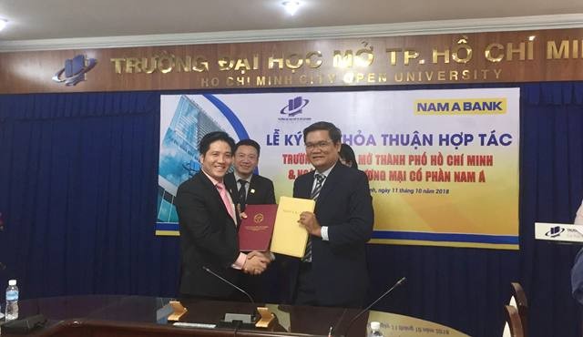 PGS-TS Nguyễn Minh Hà- Phó hiệu trưởng Trường ĐH Mở TPHCM (bên phải) ký kết hợp tác với đại diện Ngân hàng Nam Á