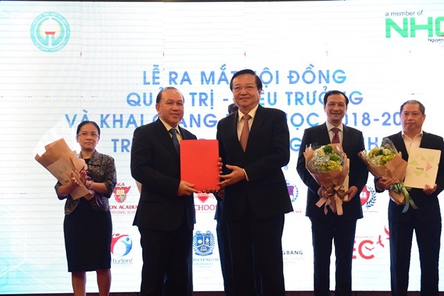 Ông Lê Hồng Sơn- Giám đốc Sở GD&ĐT TPHCM(phải) trao quyết định công nhận hiệu trưởng cho ông Hà Hữu Phúc