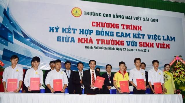 TS Lê Lâm( giữa) cùng các sinh viên với bản hợp đồng việc làm cam kết trên tay