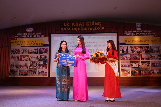 Phan Thị Mơ- Hoa hậu đại sứ du lịch Thế giới trao học bổng cho sinh viên có hoàn cảnh khó khăn