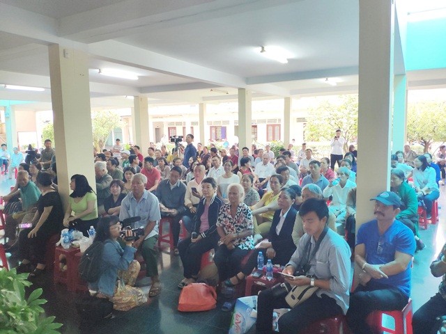 Người dân Thủ Thiêm tập chung ngồi nghe lãnh đạo TPHCM gặp gỡ 50 hộ dân nằm trong ranh quy hoạch Khu đô thị mới Thủ Thiêm