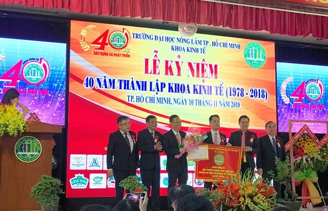 Đại diện lãnh đạo Khoa Kinh tế nhận cờ khen thưởng từ Ban giám hiệu Trường ĐH Nông Lâm TPHCM