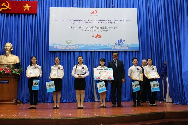 PGS.TS Nguyễn Minh Hà trao giải cho các sinh viên đạt giải