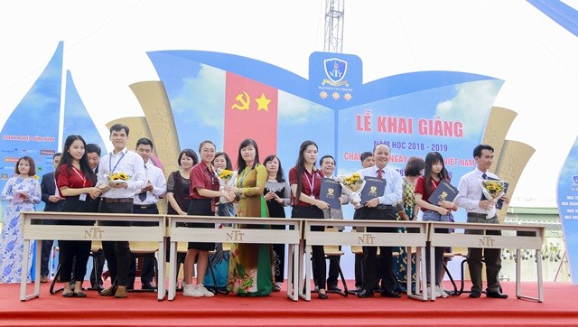 Ban chủ nhiệm 13 Khoa của trường ĐH Nguyễn Tất Thành ký kết đầu ra việc làm với đại diện tân sinh viên khóa học 2018