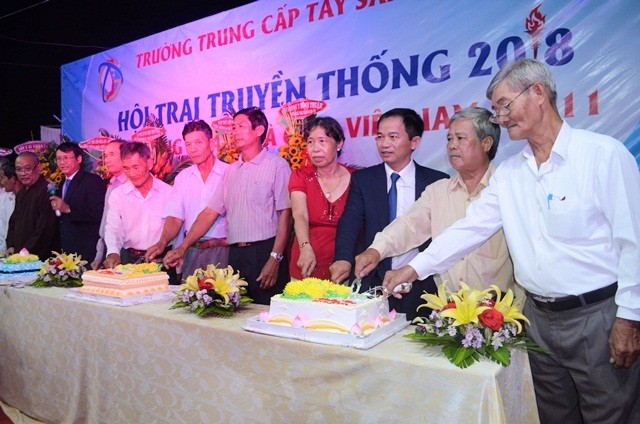 Tại lễ kỉ niệm 36 năm ngày Nhà giáo Việt Nam, Trường trung cấp Tây Sài Gòn đã tổ chức lễ mừng thọ cho 20 học viên của trường 